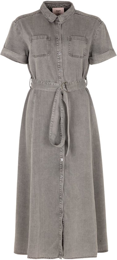 Robe grise en jean à manches courtes, col, boutons et ceinture.