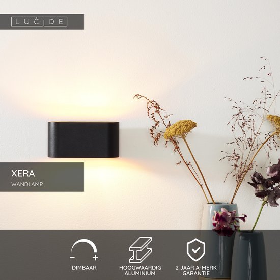 Zwarte XERA wandlamp, ovale vorm, met warme gouden gloed van binnen. Dimbaar en van hoogwaardig aluminium.