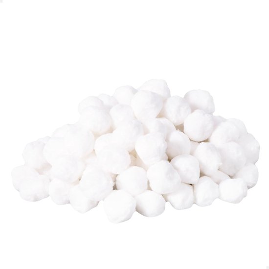 Stapel losse, witte filterbollen op een witte achtergrond.