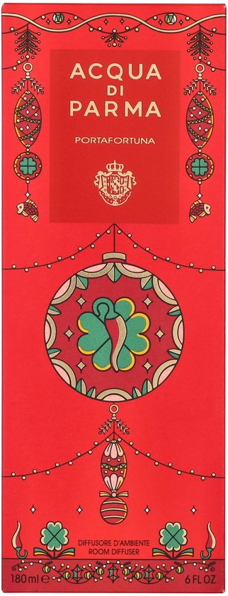 Rode doos van Acqua Di Parma met kerstversieringen, een ornament en de tekst 'ACQUA DI PARMA PORTAFORTUNA'.