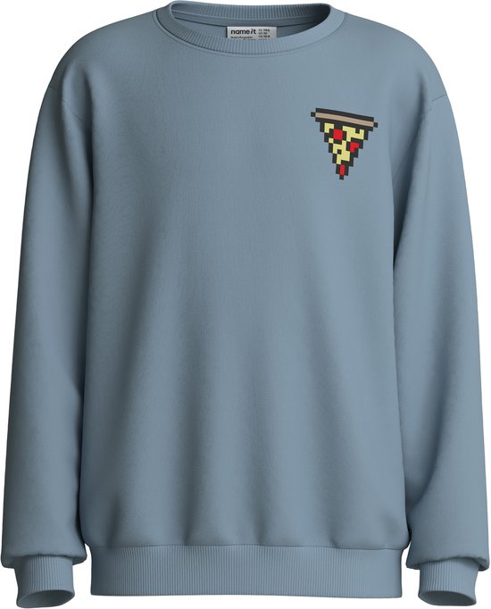 Lichtblauwe sweater met pixel pizza-applicatie op de linkerborst.