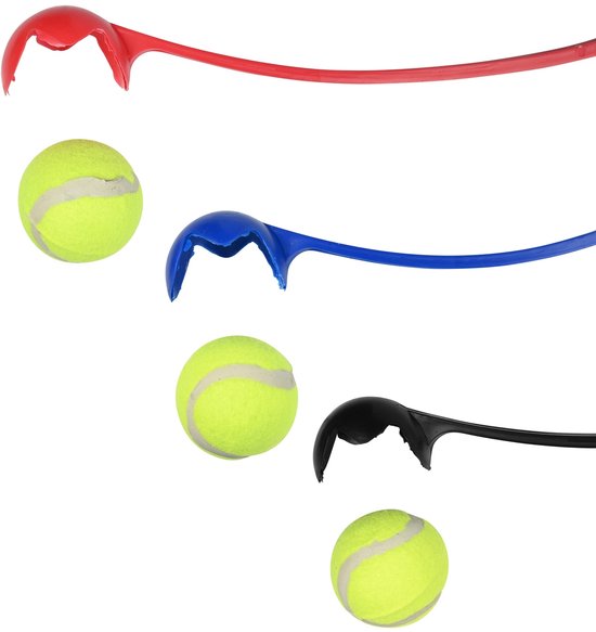 Drie balwerpers, rood, blauw en zwart, met gele tennisballen.