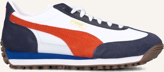 Witte Puma Easy Rider sneaker met oranje en donkerblauwe accenten, gouden Puma logo, witte veters en bruine zool.