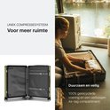 Groene koffer, open met compressiesysteem en een vrouw die in een andere koffer inpakt. Duurzaam, 100% gerecycled en met Air-tag compartiment.