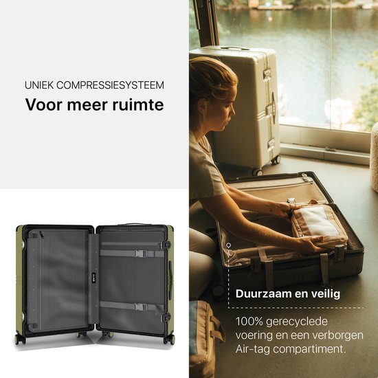 Groene koffer, open met compressiesysteem en een vrouw die in een andere koffer inpakt. Duurzaam, 100% gerecycled en met Air-tag compartiment.