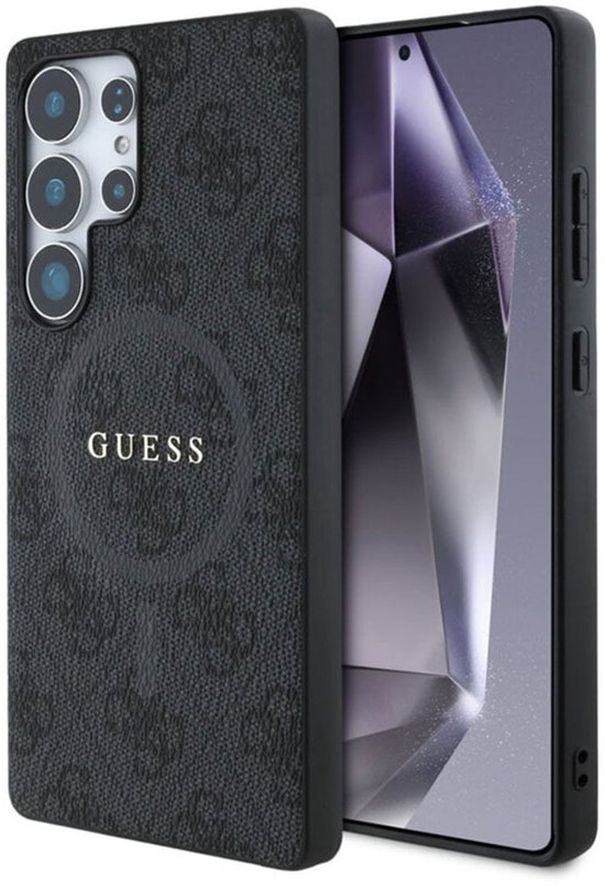 Coque de téléphone Guess grise avec logo imprimé, découpe caméra et cercle MagSafe, avec un téléphone à l'intérieur.