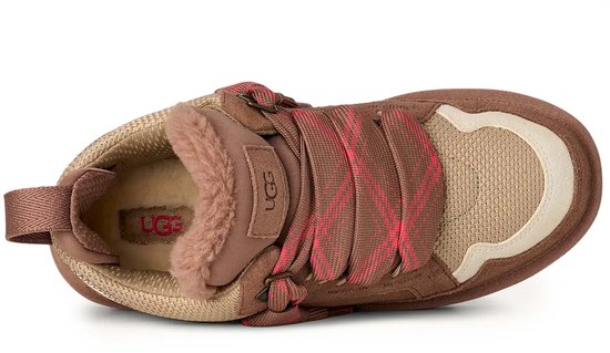 Bruine UGG sneaker met bontvoering, crèmekleurige accenten en roze geruite veters.
