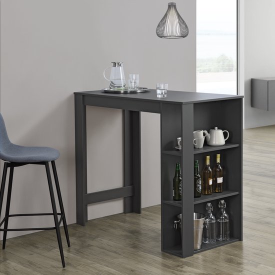Donkergrijze bartafel met opbergplanken, naast een grijze barkruk, in een lichte woonkamer.