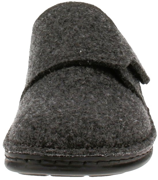 Donkergrijze Finn Comfort slipper van vilt met klittenbandsluiting, van voren gezien.
