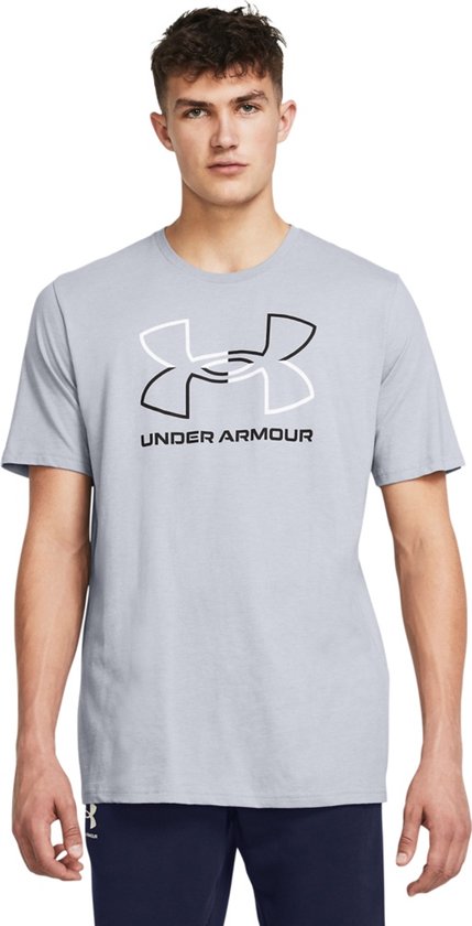 Lichtgrijs Under Armour sportshirt met een zwart-witte logo print op de borst en de tekst 'UNDER ARMOUR'.