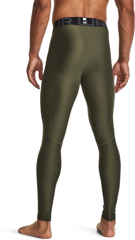 Achterkant van de olijfgroene Under Armour sportlegging voor heren met zwart logo op de tailleband.
