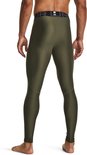 Achterkant van de olijfgroene Under Armour sportlegging voor heren met zwart logo op de tailleband.