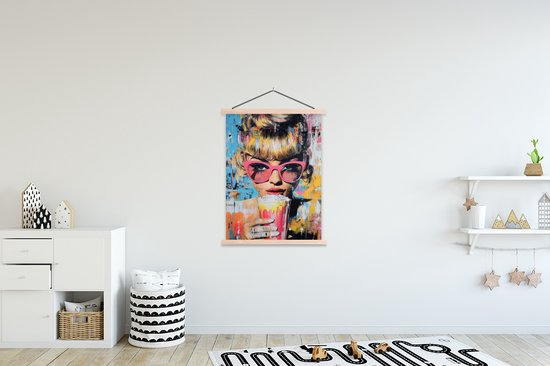 Posterhanger incl. Poster 87x120 cm - Schoolplaat - Zonnebril - Vrouw - Kleurrijk - Verfspetters - Textielposter - Blanke latten