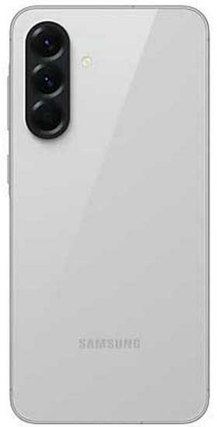 Zilverkleurige Samsung Galaxy A56 5G met drie camera's.
