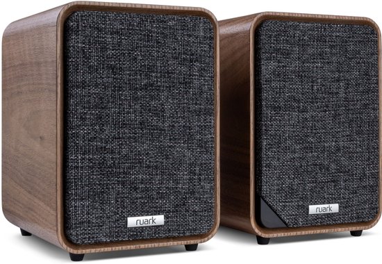 Twee walnootkleurige speakers met donkergrijs textiel voorfront, met Ruark logo.