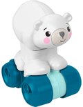 Vooraanzicht van de witte Fisher-Price kruipbeer met schattige gezichtsuitdrukking en blauwe wielen.