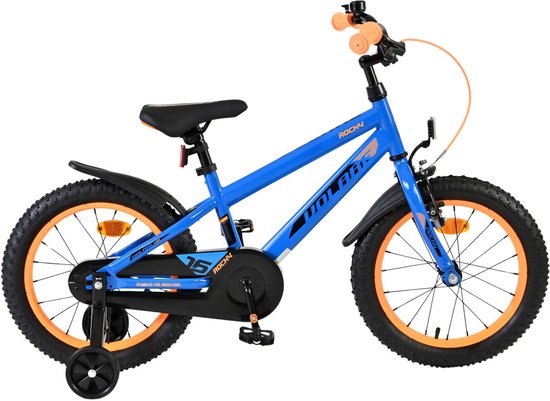 Blauwe kinderfiets met oranje velgen, zadel, handvatten en zijwieltjes.
