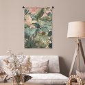 Wandkleed met tropische bladeren in groen en roze tinten, hangend aan een muur.