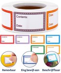Een rol met etiketten in 8 kleuren. Close-ups tonen het verwijderen, beschrijven ('Eelworm', 'Onderseil') en opplakken van etiketten op diverse producten.