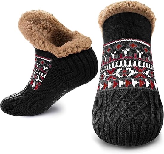 Zwarte sokken met fair isle patroon, gebreide kabel details, beige pluche voering en antislip stippen.