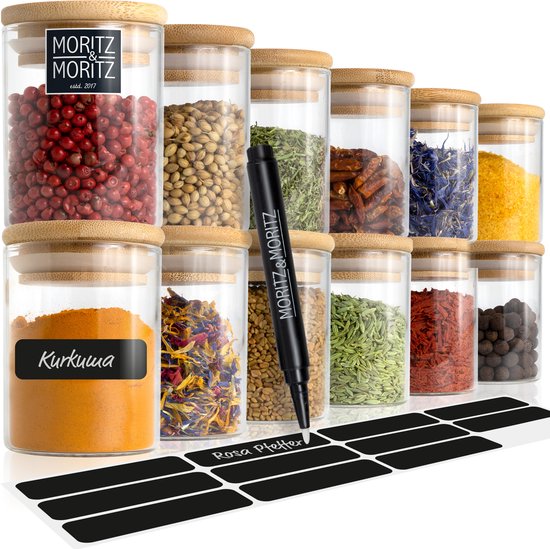 Set van 12 glazen kruidenpotjes met bamboedeksels, inclusief zwarte labels en Moritz & Moritz krijtstift.