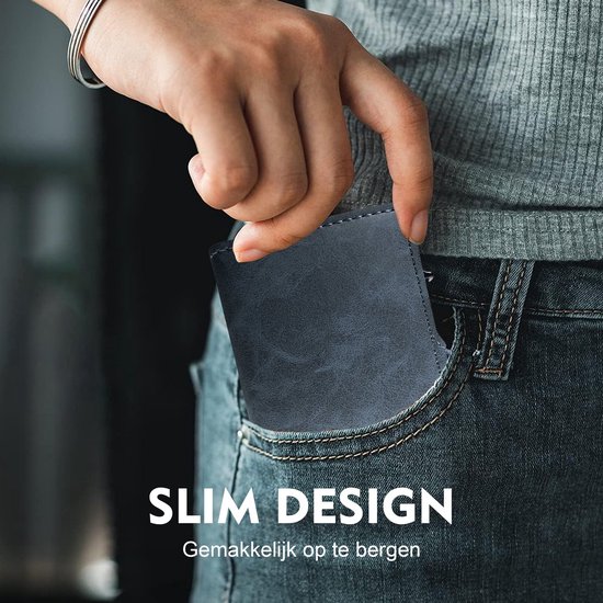 Blauwe pasjeshouder wordt in een jeanszak gestopt. Slim design, gemakkelijk op te bergen.