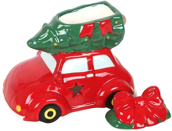 Rode auto met kerstboom op het dak, deksel is een rode strik met dennentakken.