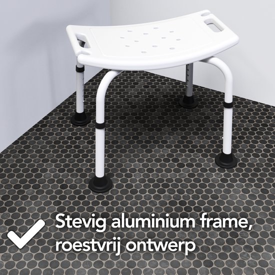 Witte douchekruk met stevig aluminium frame en roestvrij ontwerp, op een mozaïekvloer.