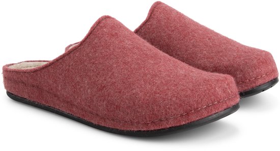 Een paar rode wollen pantoffels met zwarte zolen, van Travelin'.