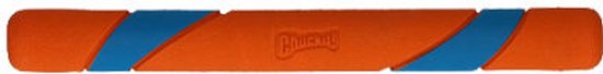 Een oranje apporter stick met blauwe accenten en het Chuckit! logo.