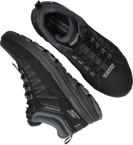 Zwarte wandelschoenen met grijze veters en details. Tekst: 100% WATERPROOF AND BREATHABLE.