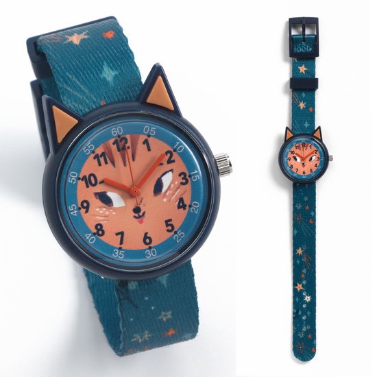 Montre bleue avec visage de chat et bracelet étoilé.