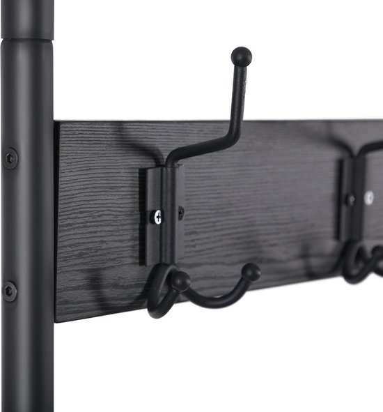 Detail van zwarte haken op een zwart houten paneel van de kapstok.