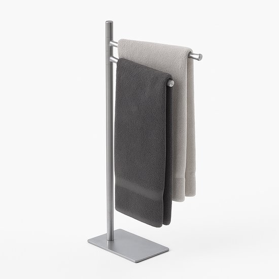 Porte-serviettes argenté sur pied à deux barres, avec une serviette grise et une gris clair.