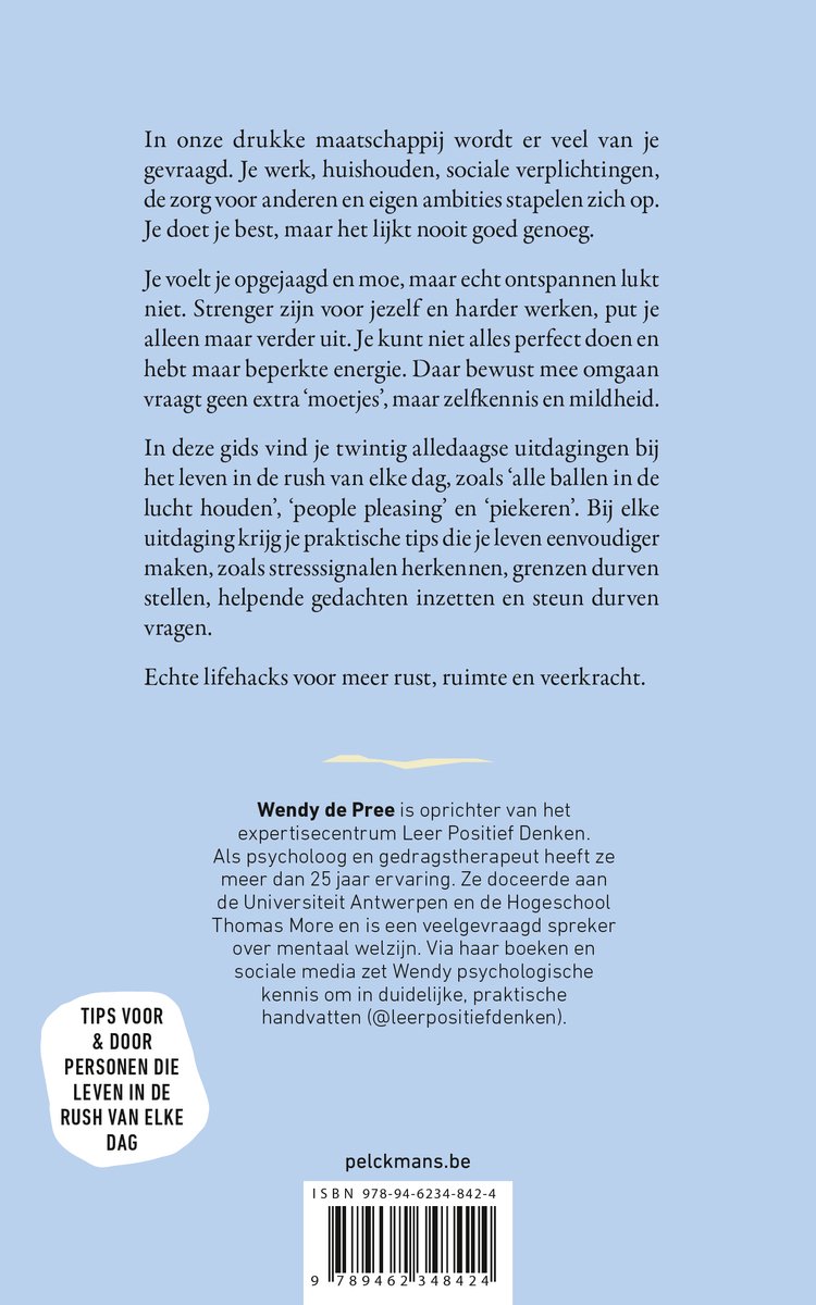 Achterkant van het boek '100+ Lifehacks voor een eenvoudiger leven in de rush van elke dag'. Met tekst over de inhoud, de auteur Wendy de Pree, tips en de website pelckmans.be.