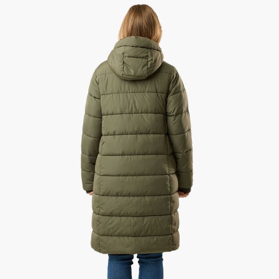 Achterkant van een lange groene gewatteerde jas met capuchon, gedragen door een model met spijkerbroek.