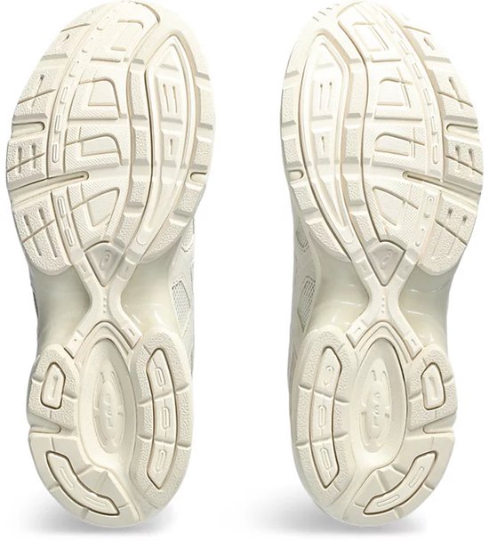 Onderkant van crème ASICS GEL sneakers met profiel.