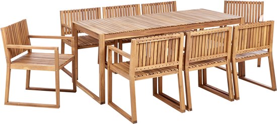Houten tuinset met een rechthoekige tafel en acht stoelen, op een witte achtergrond.