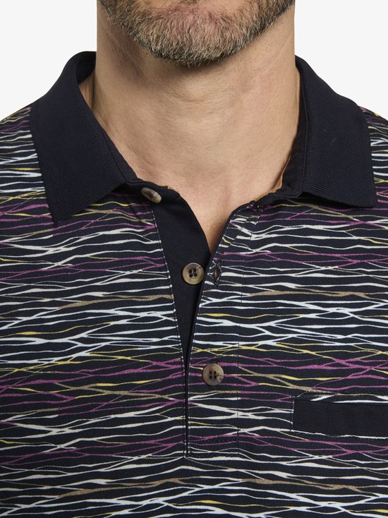 Donkerblauwe polo met golvend, veelkleurig streepdessin en knoopsluiting.