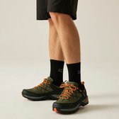 Chaussures de randonnée vertes pour hommes avec lacets orange, chaussettes noires et semelle grise.