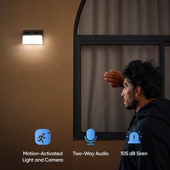 Man kijkt naar een camera met bewegingsgeactiveerd licht. Iconen voor "Tweeweg Audio" en "105 dB Sirene".