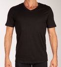 Man met zwart T-shirt met V-hals.