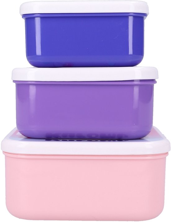 Gestapelde lunchboxen in roze, paarse en blauwe kleuren, met witte deksels.