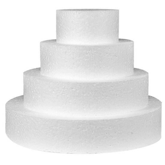 Quatre couches rondes blanches empilées en polystyrène d'une forme de gâteau, du plus grand au plus petit.
