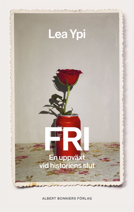 Boekomslag met rode roos in een rode frisdrankblikje met de tekst 'FRI En uppväxt vid historiens slut'.