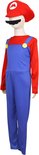 Rode pet met wit Mario-logo, zwarte snor en rode top met blauwe tuinbroek op paspop