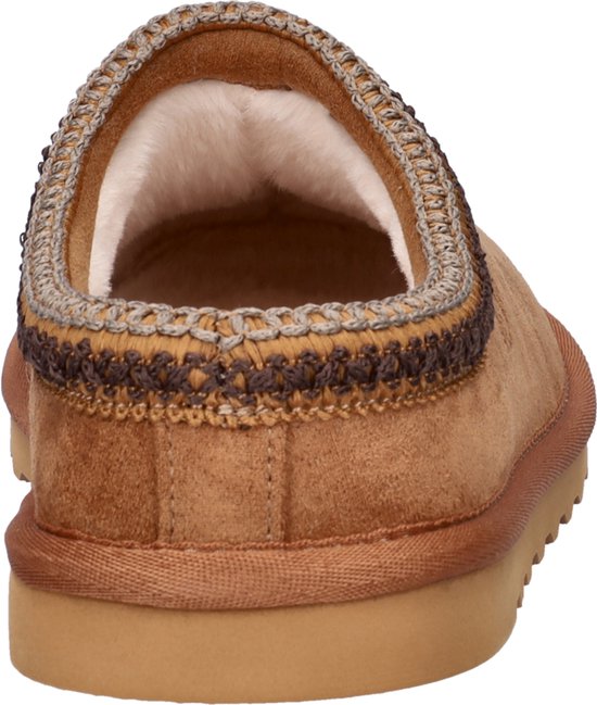 Achterkant van een bruine suède pantoffel met decoratieve bies en witte, wollige voering.