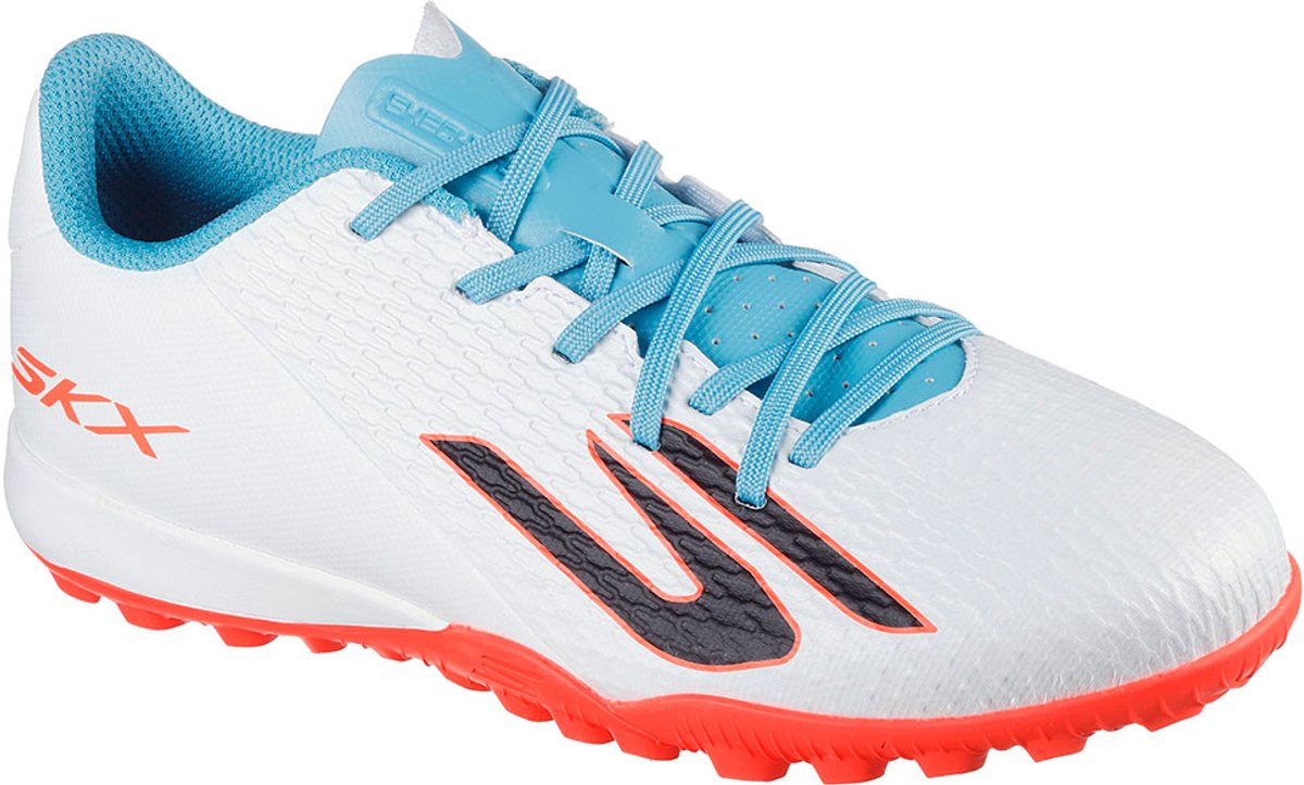 Witte Skechers voetbal schoenen met blauwe en oranje accenten, ontworpen voor comfort en precisie op het veld.