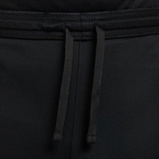 Detail van de zwarte Nike shorts, met het zwarte trekkoord.