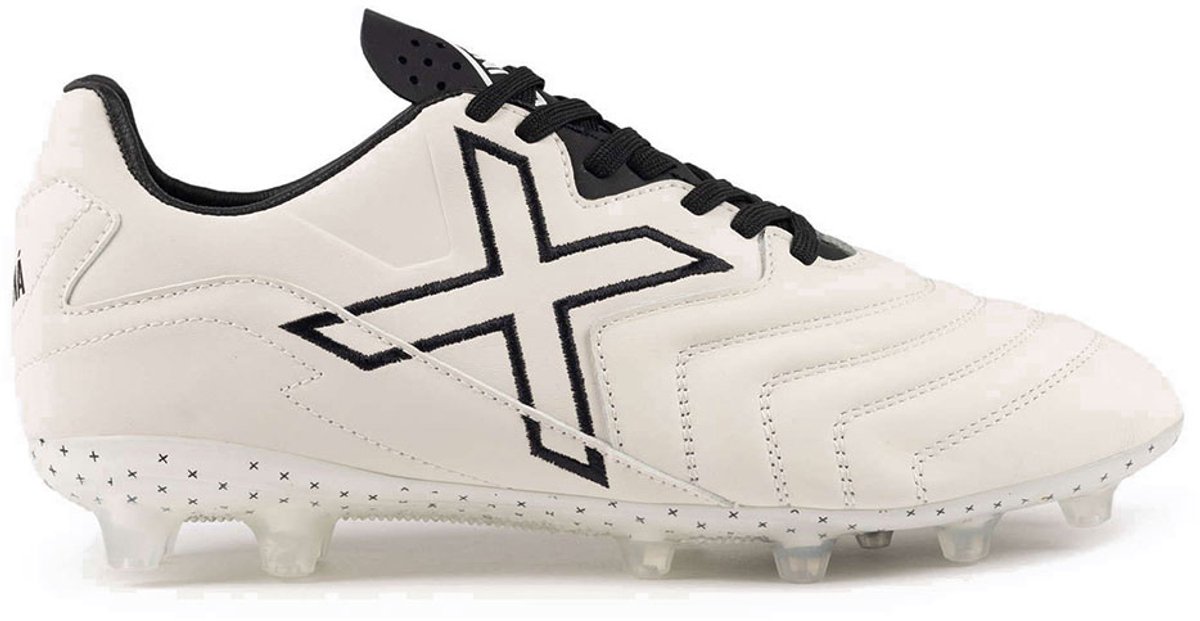 Witte Munich Maracana AG23 voetbalschoenen EU 43 met zwarte accenten en futuristisch design, geschikt voor optimaal spel.